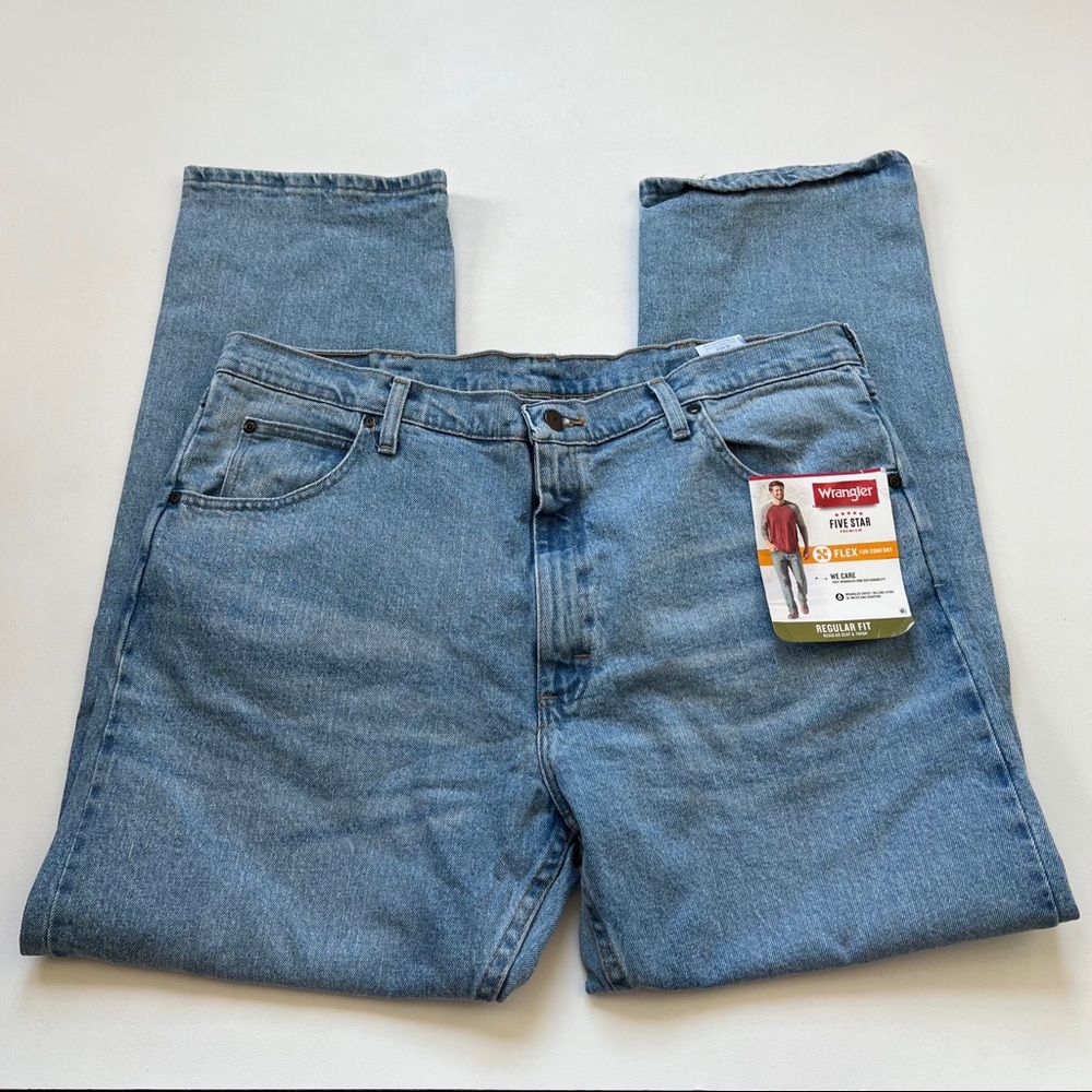 Wrangler NWT Regular Fit Jeans Medium Wash 38 x 30
